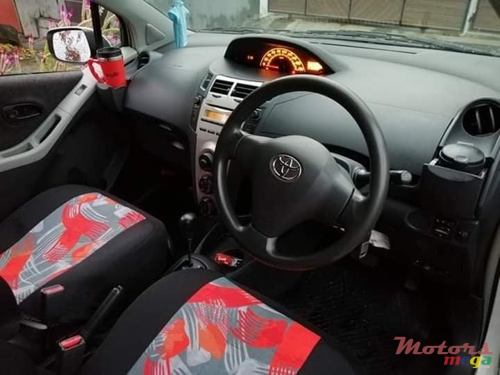 2008' Toyota Vitz photo #1
