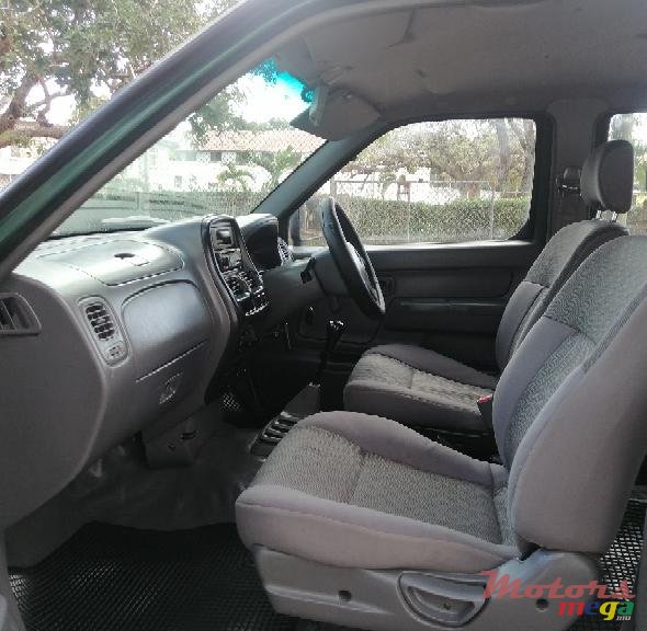 2006' Nissan Navara photo #2