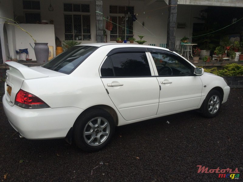 2010' Mitsubishi Lancer photo #3