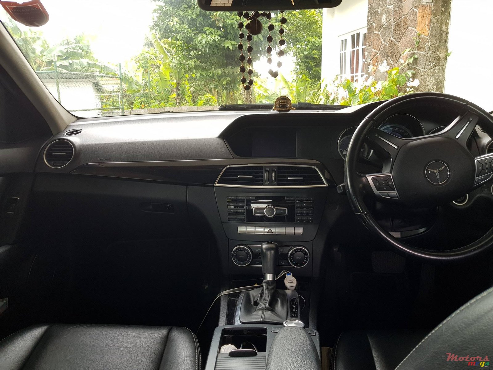 2011' Mercedes-Benz C-Class photo #2