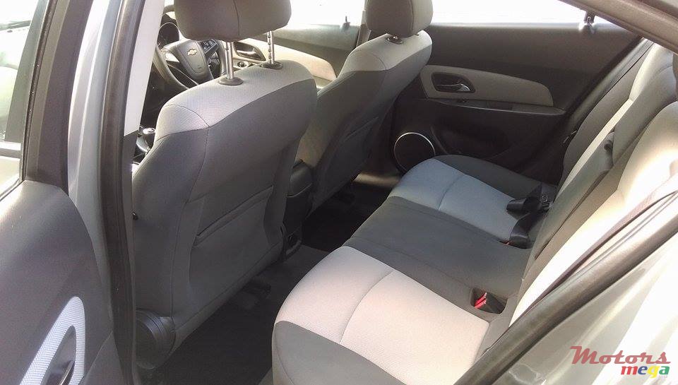 2010' Chevrolet Cruze LS photo #3