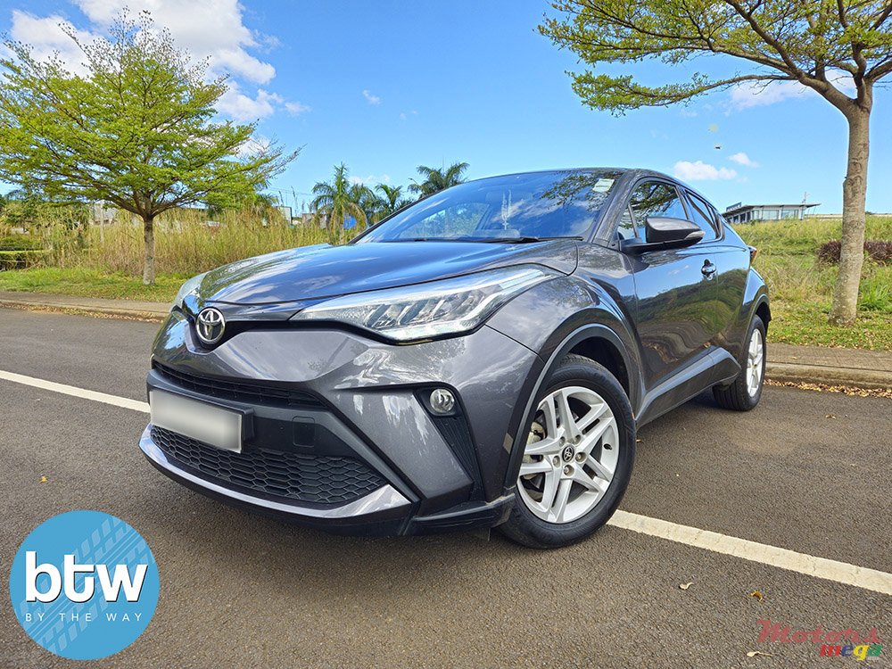 2020' Toyota C-HR photo #2