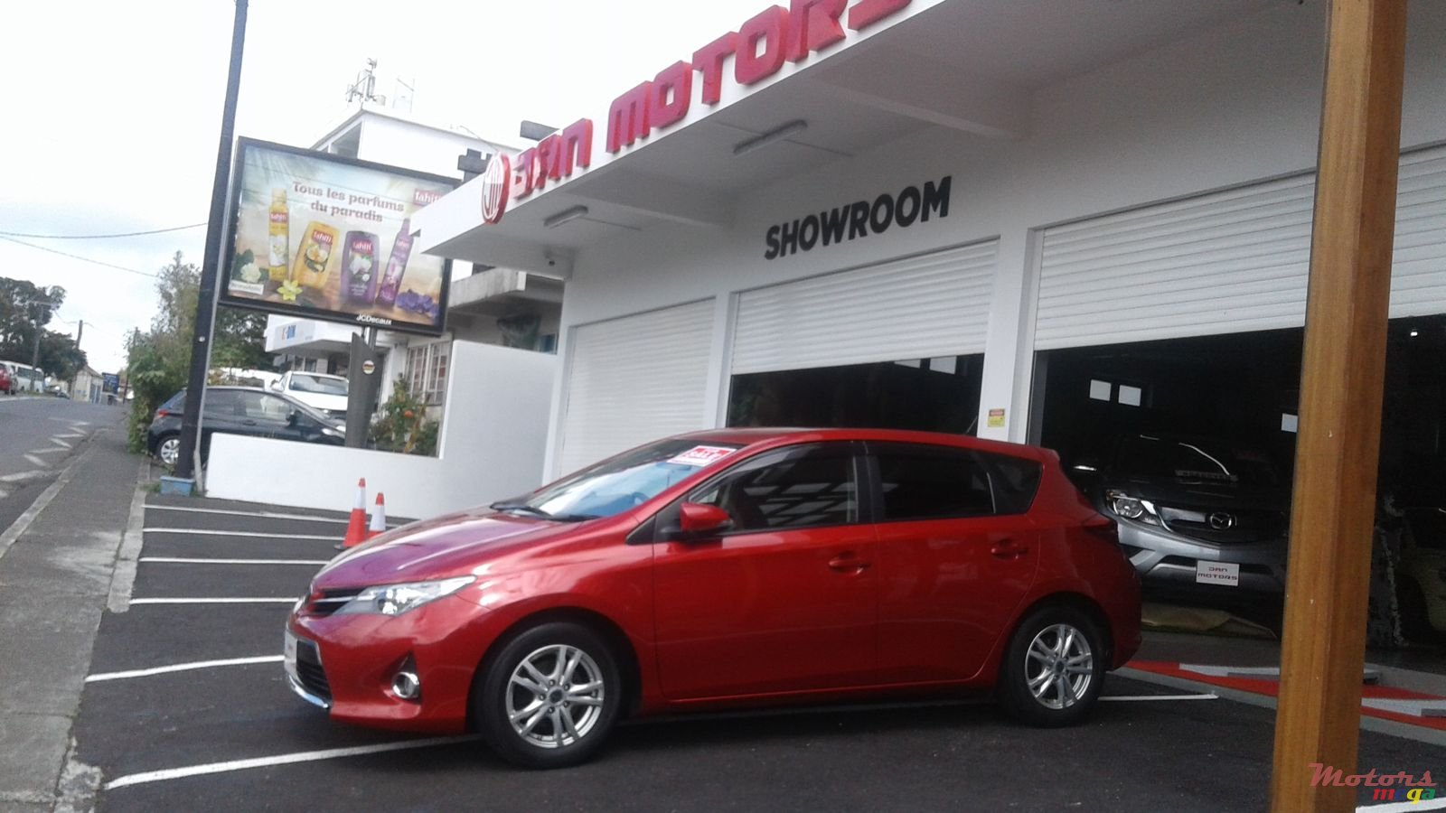 2013' Toyota Auris photo #1