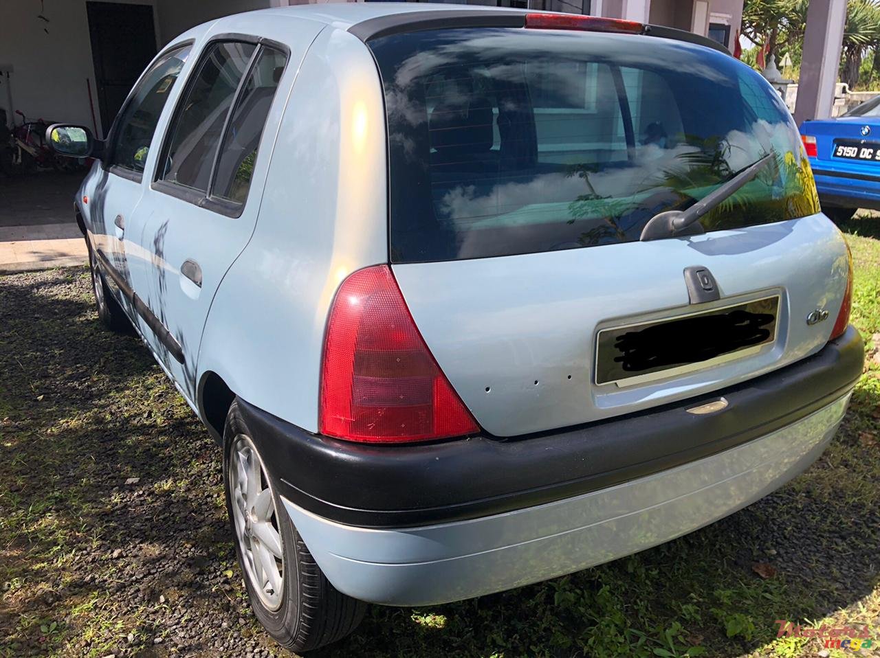 2002' Renault Clio photo #2