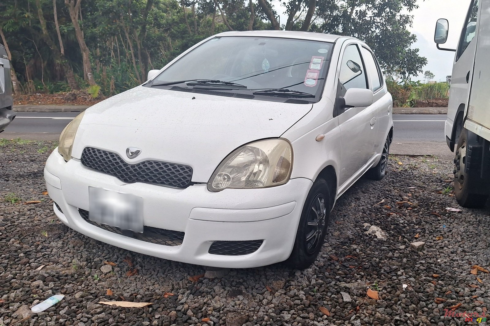 2005' Toyota Vitz photo #1