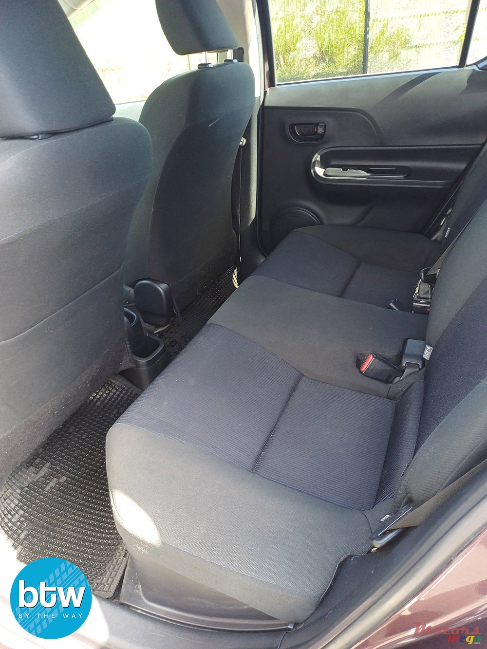 2015' Toyota Aqua photo #6