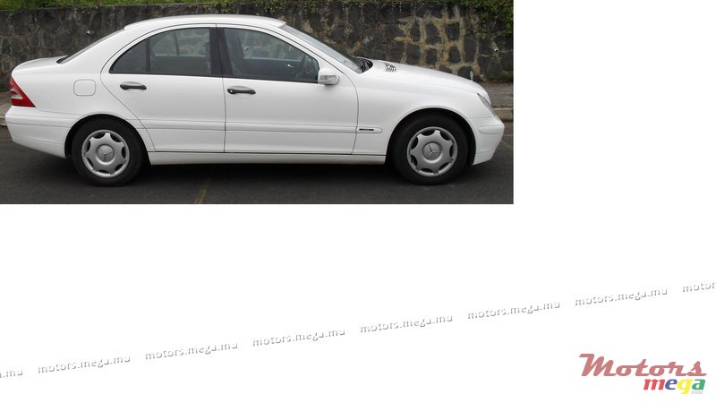2003' Mercedes-Benz C-Class 220 CDI photo #3