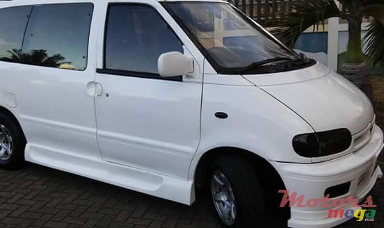 1995' Nissan Serena photo #2