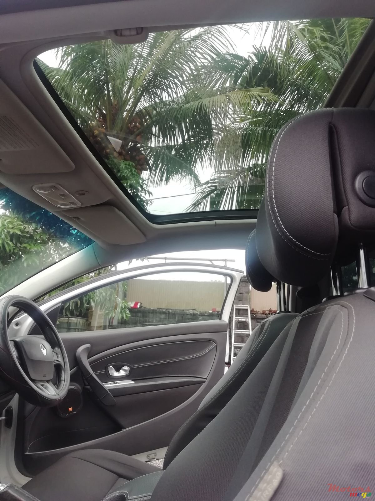 2011' Renault Megane photo #6