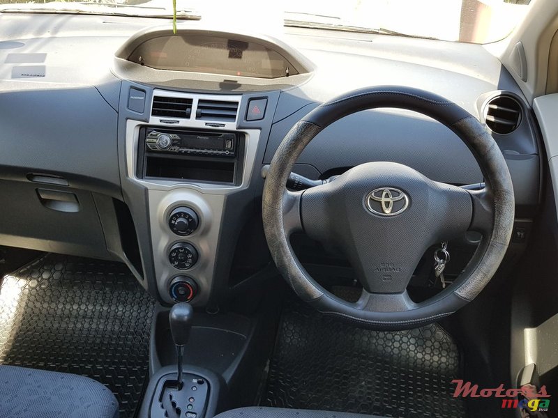 2009' Toyota Vitz 1300 photo #4