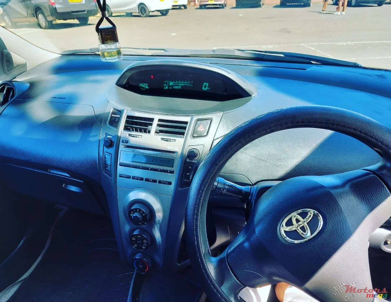 2009' Toyota Vitz photo #4