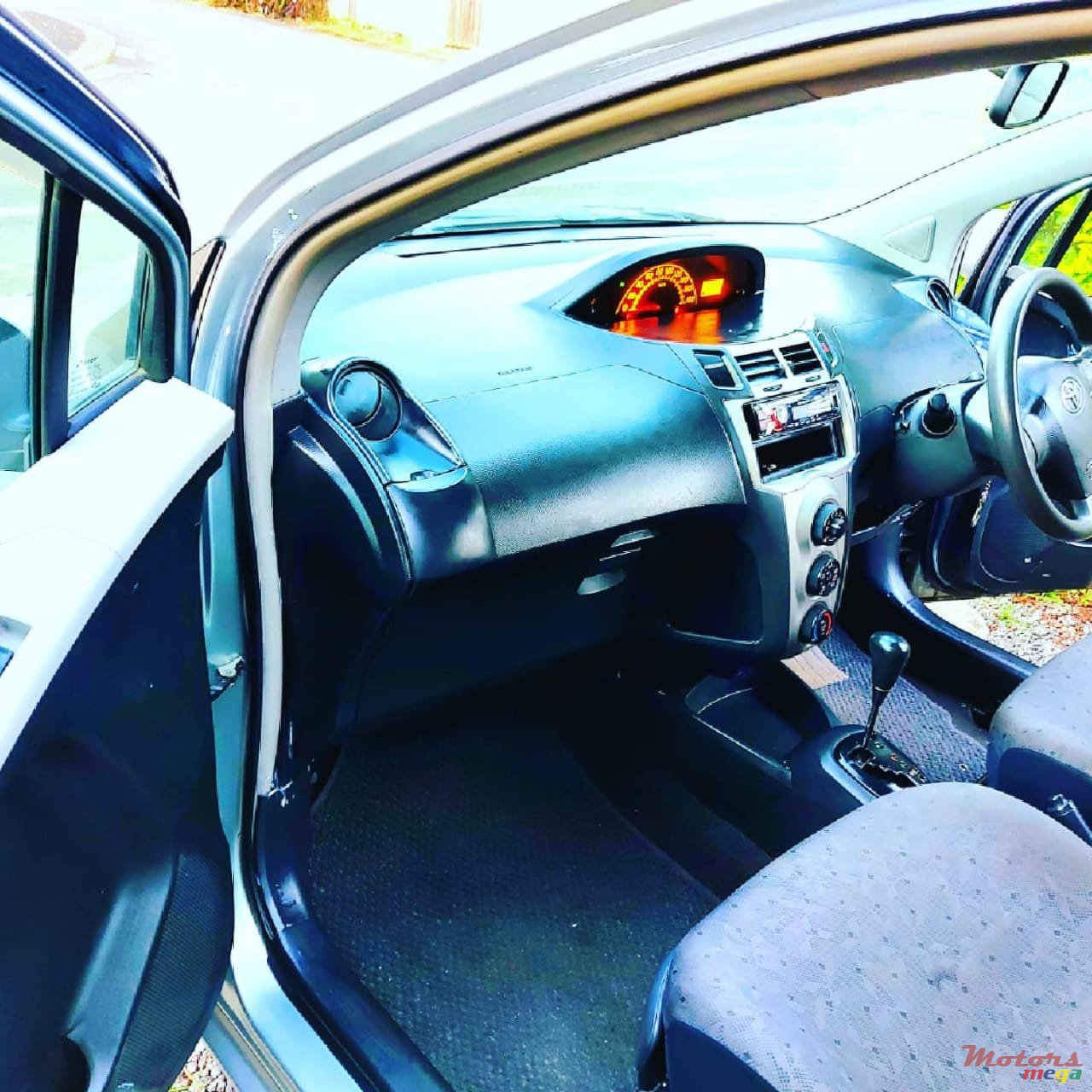 2010' Toyota Vitz photo #2