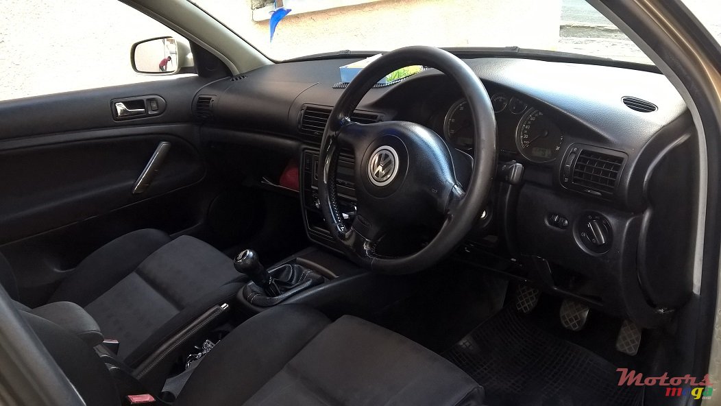 2003' Volkswagen Passat photo #2