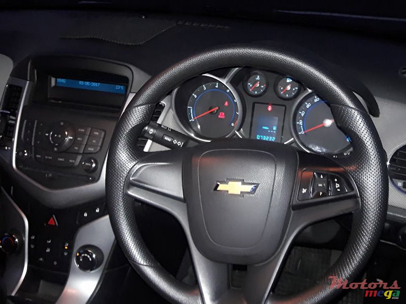 2011' Chevrolet Cruze photo #5
