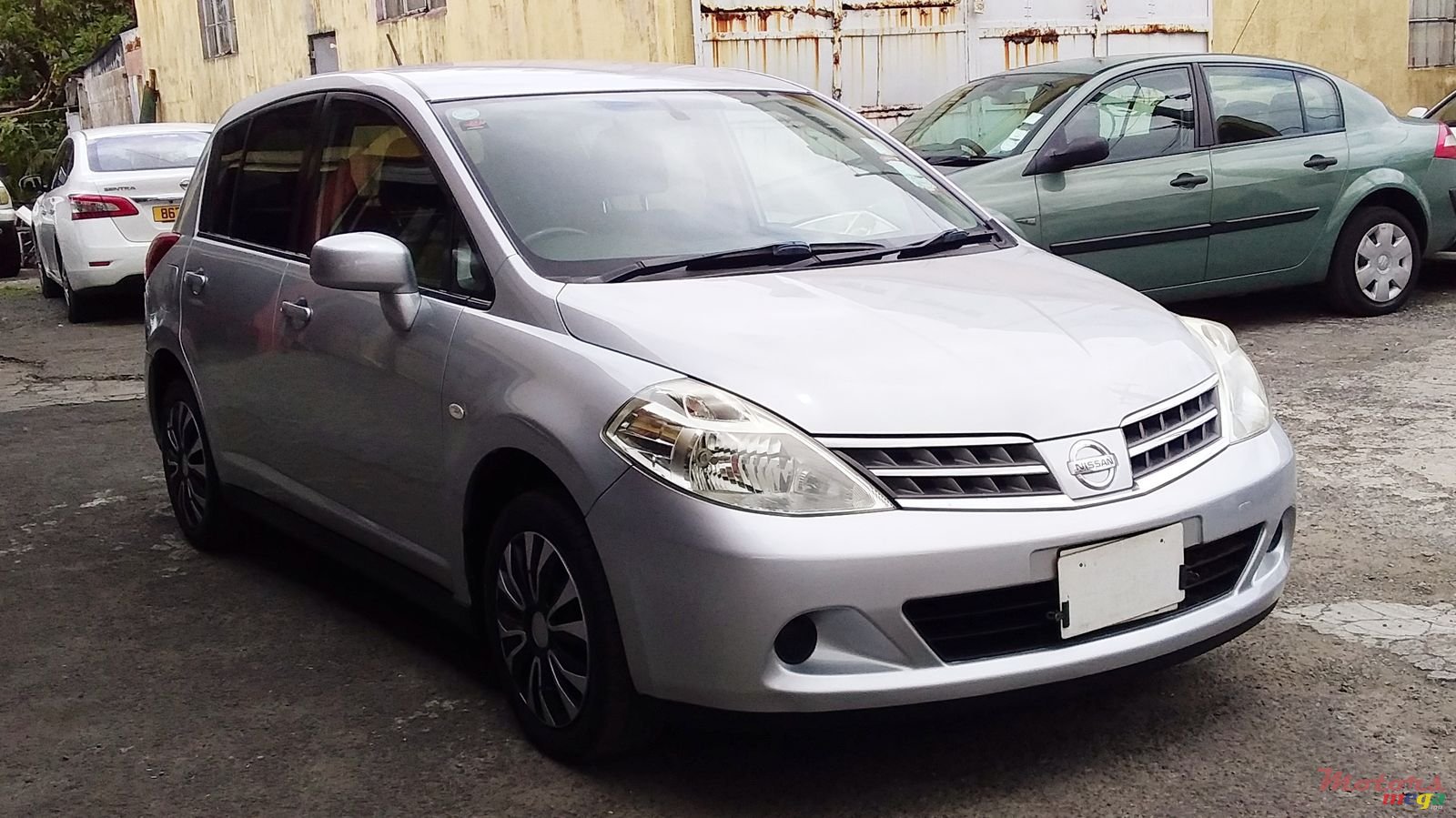 2011' Nissan Tiida photo #2