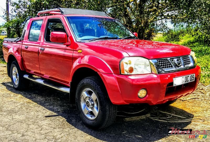 2005' Nissan Hardbody 4x4 Predator photo #2