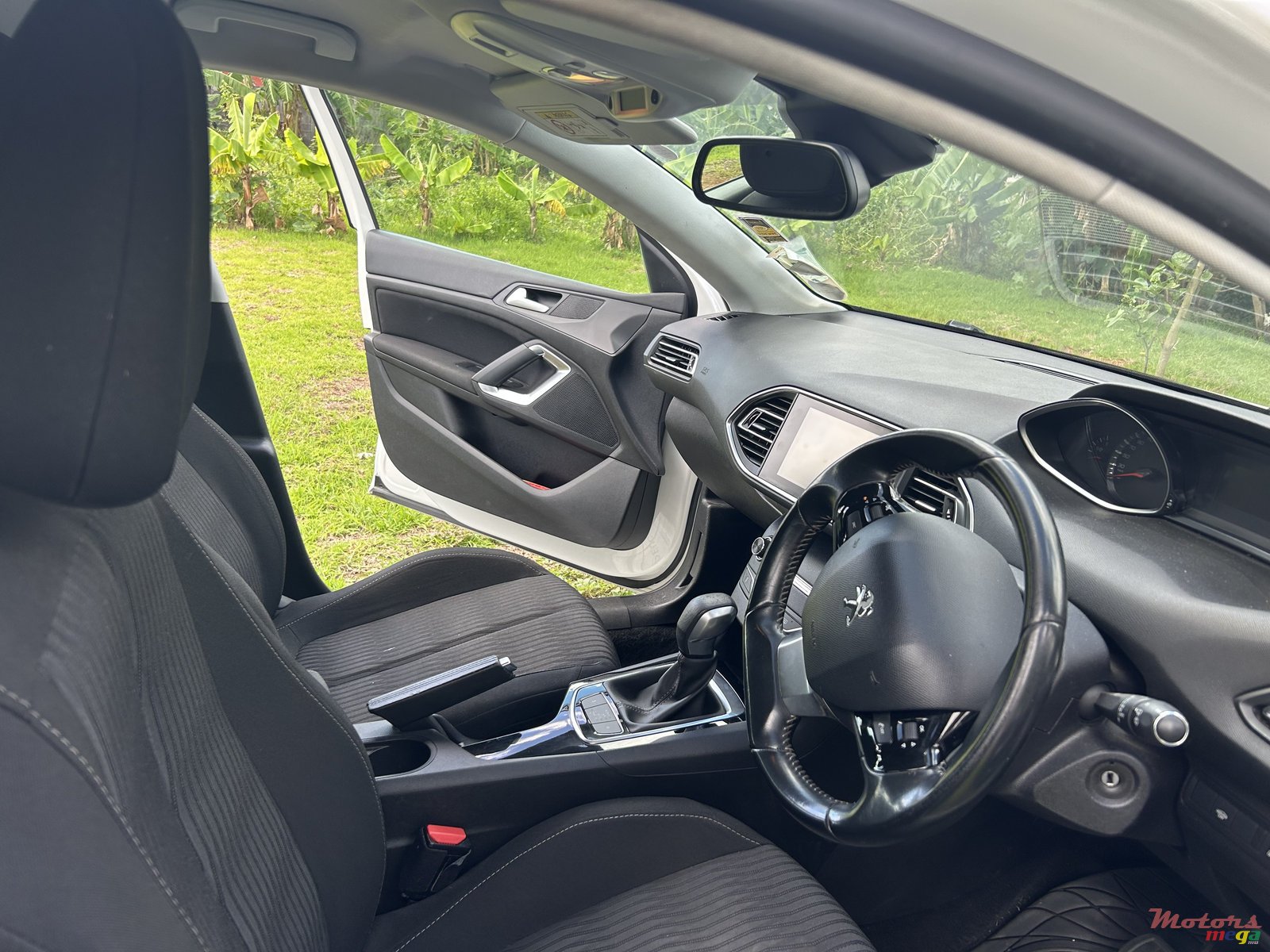 2015' Peugeot 308 photo #3