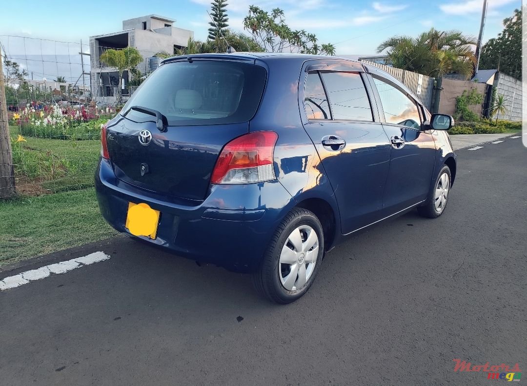 2008' Toyota Vitz photo #2