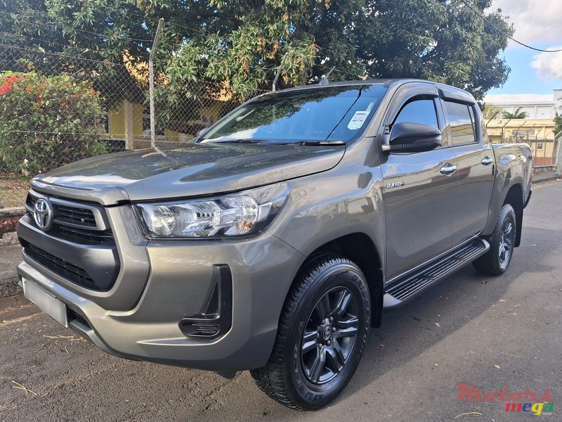 2023' Toyota Hilux photo #1