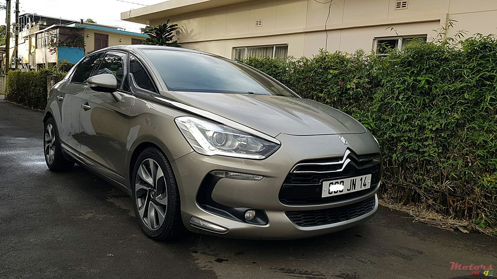 2014' Citroen DS5 Automatic photo #1