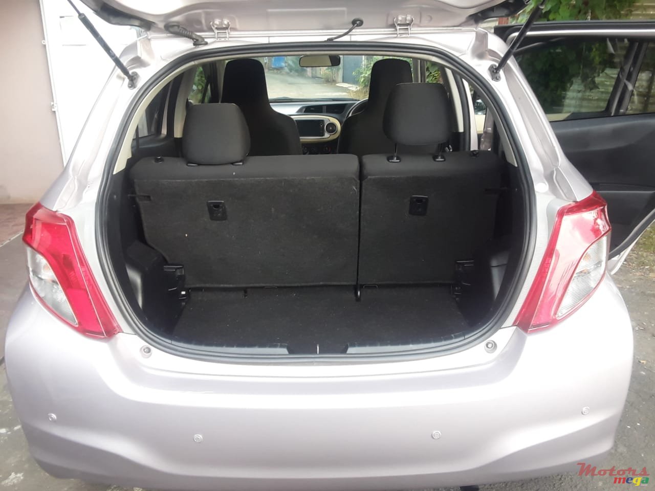 2011' Toyota Vitz photo #6