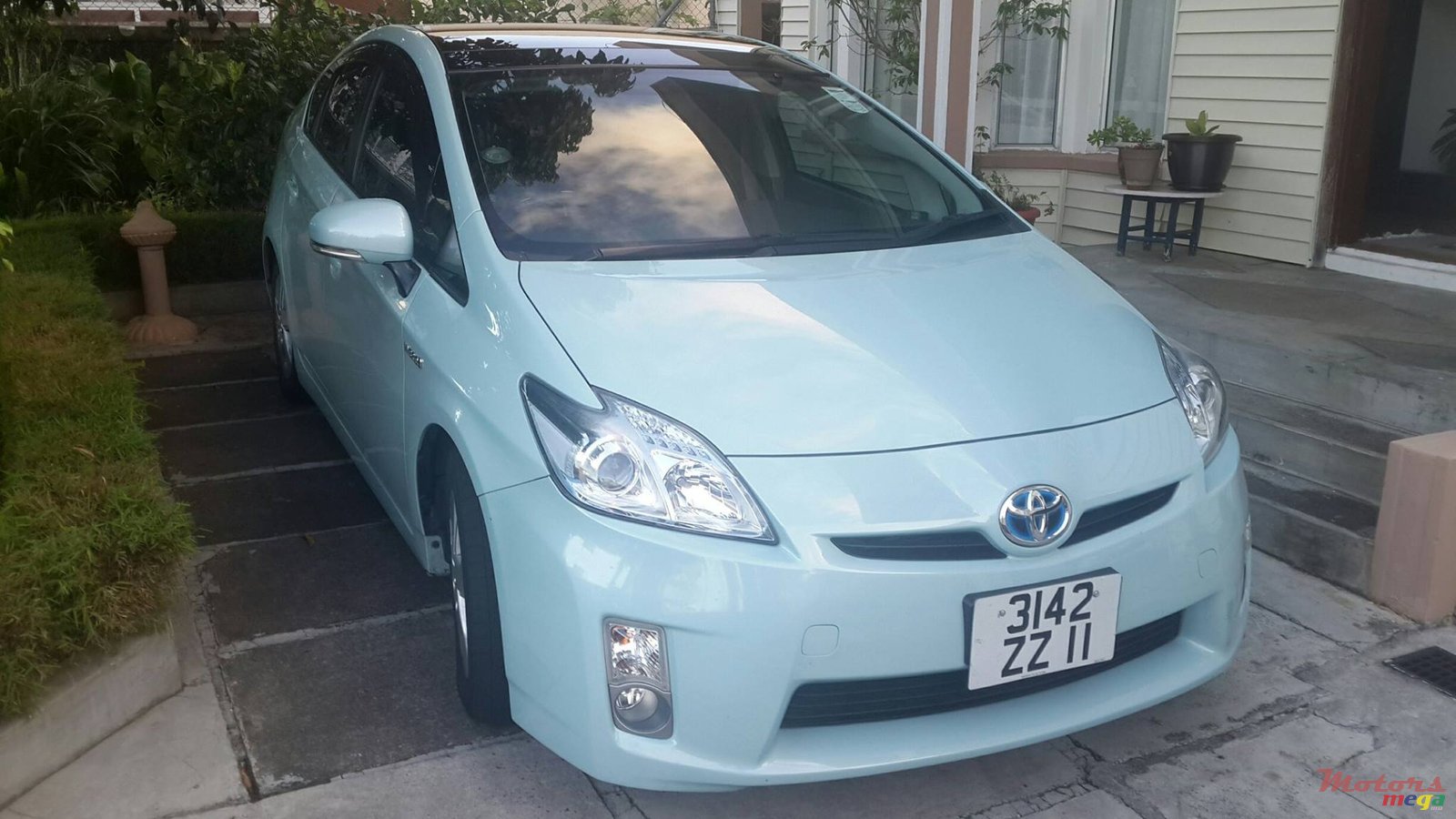 2011' Toyota Prius photo #4