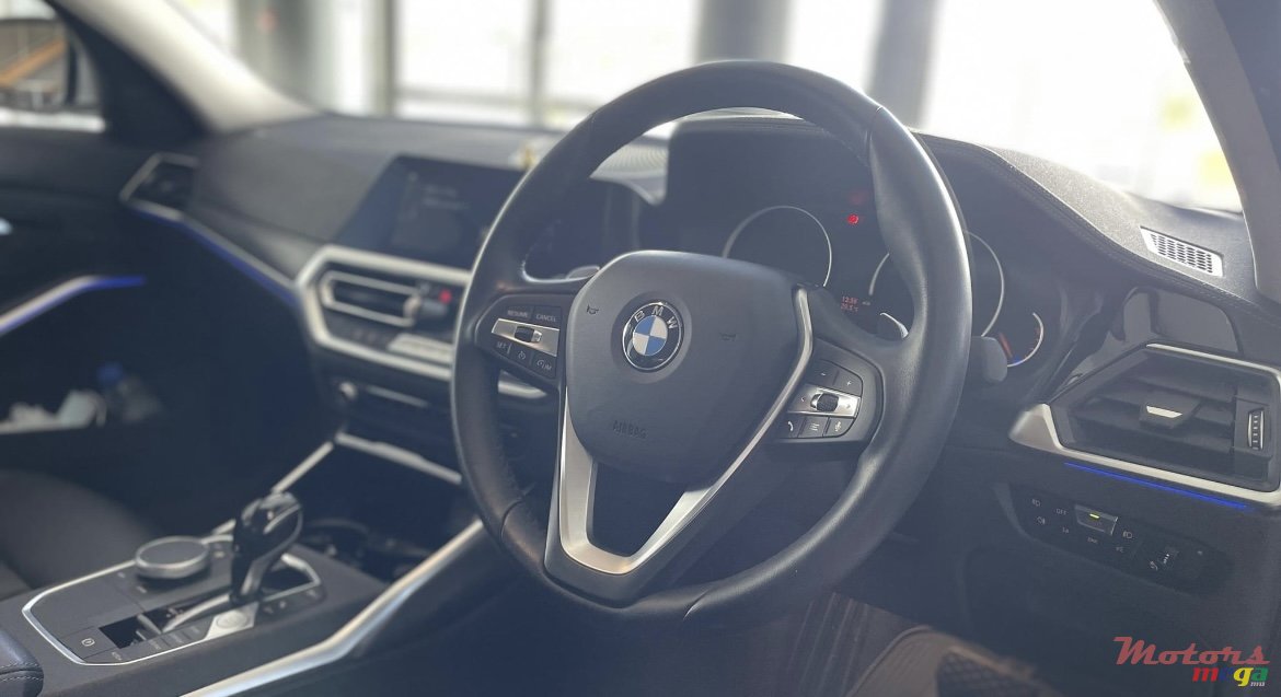 2020' BMW 3 Series Sedan photo #2