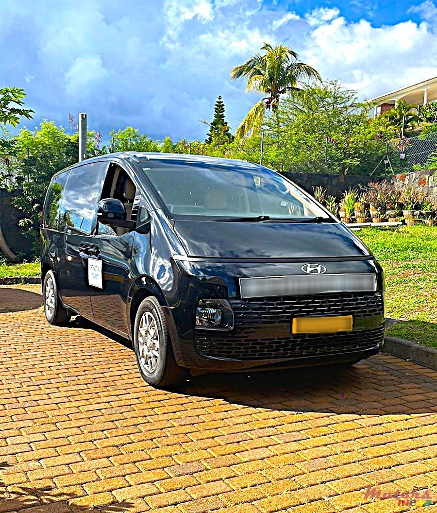 2022' Hyundai Staria 11 seater photo #1