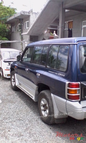 1999' Mitsubishi Pajero photo #2