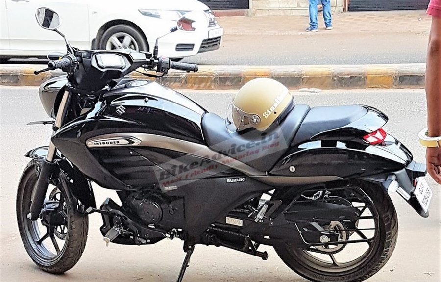 New photos completely expose the side & digital cluster of the Suzuki Intruder 150