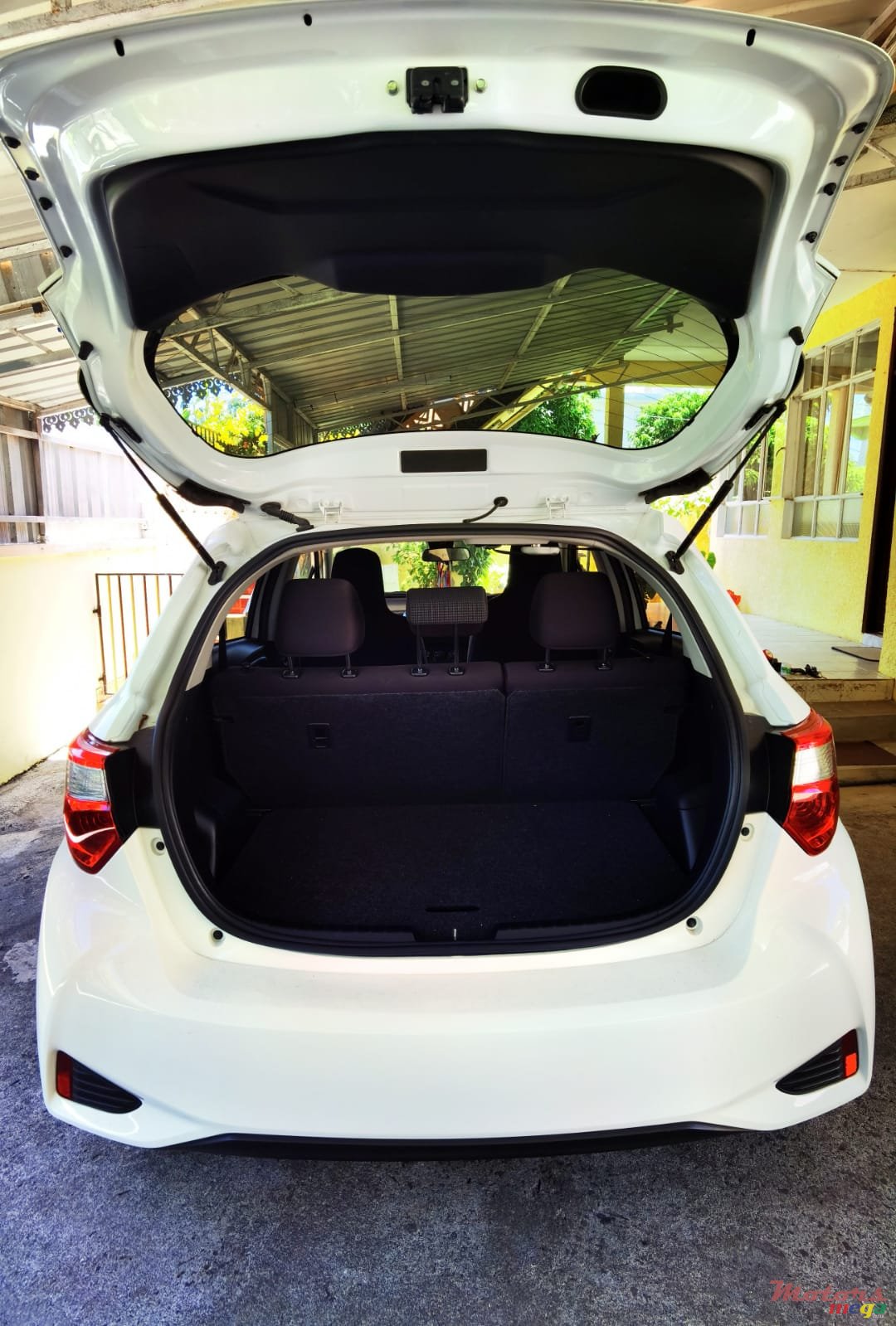 2017' Toyota Vitz photo #5