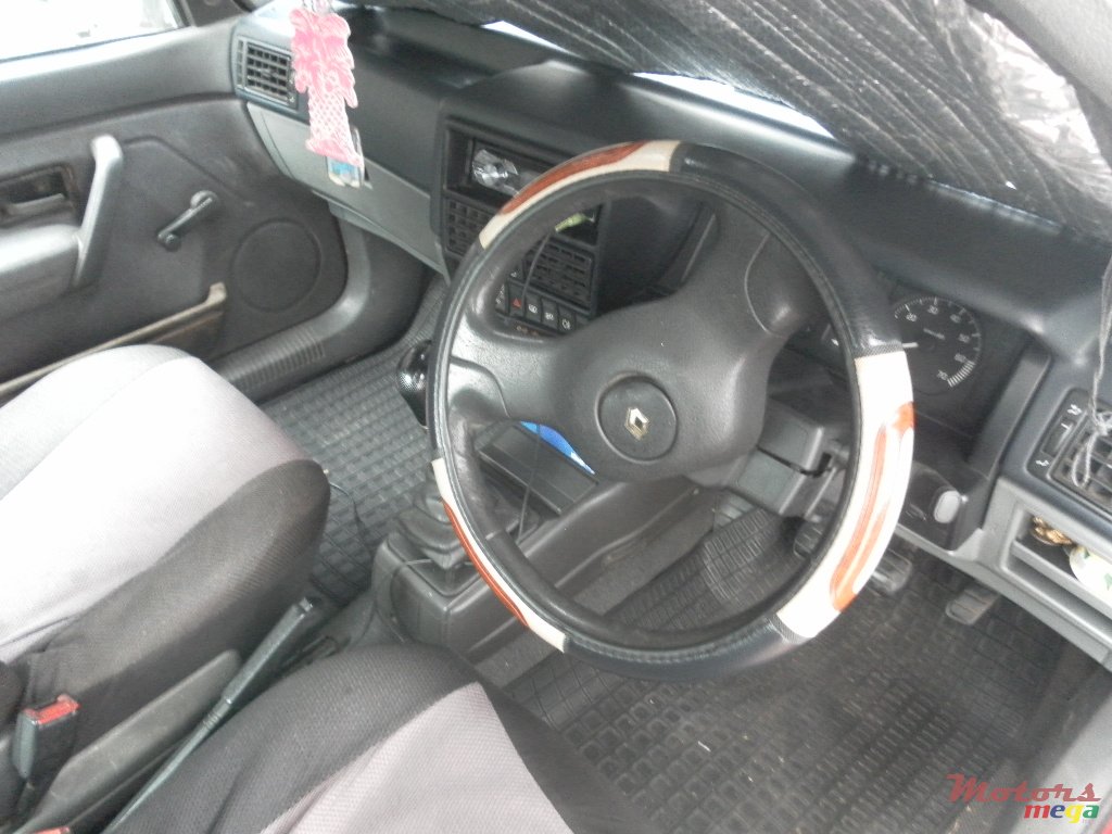 1993' Renault 19 No  photo #2