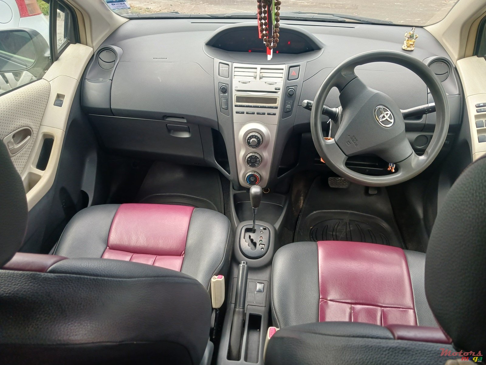 2006' Toyota Vitz photo #2