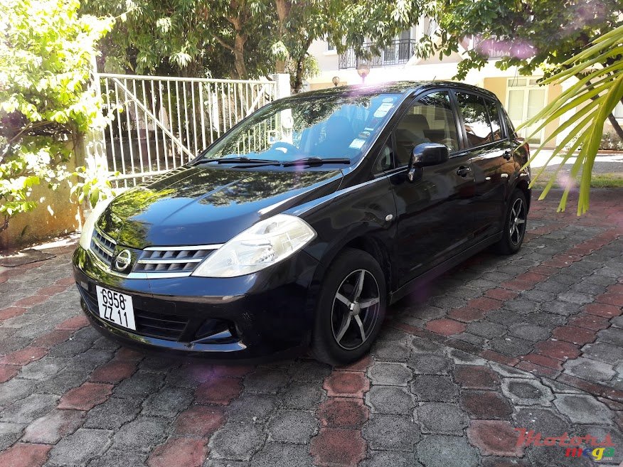 2011' Nissan Tiida photo #1
