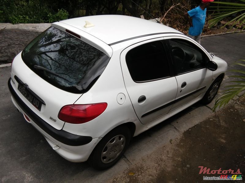 2000' Peugeot 206 photo #2