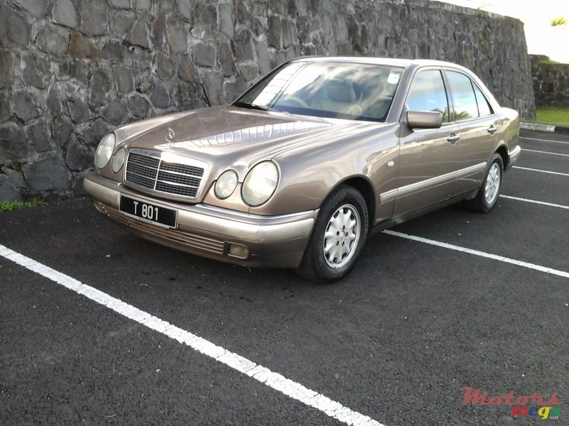 1996' Mercedes-Benz 200E photo #2