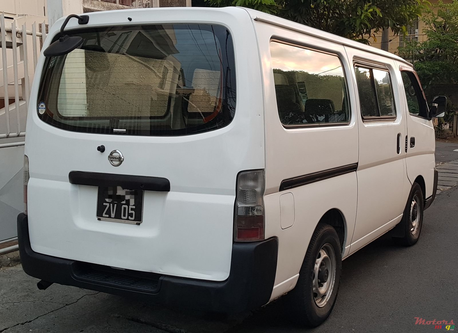 2005' Nissan Urvan photo #1