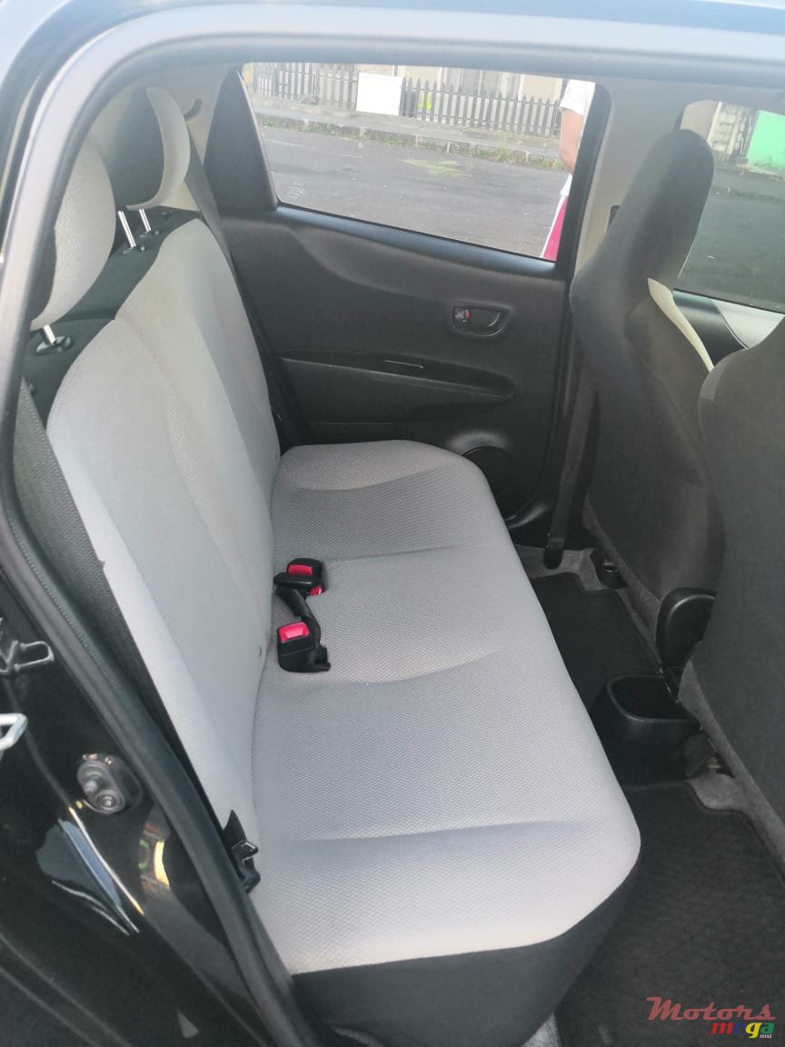 2012' Toyota Vitz 1300cc photo #3