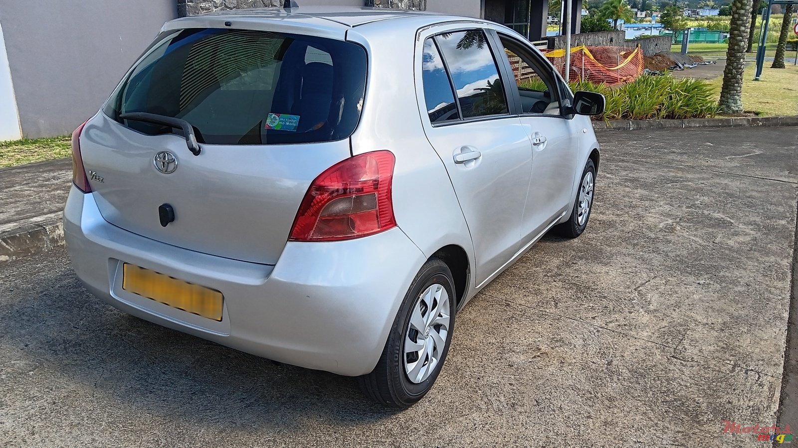 2005' Toyota Vitz photo #1