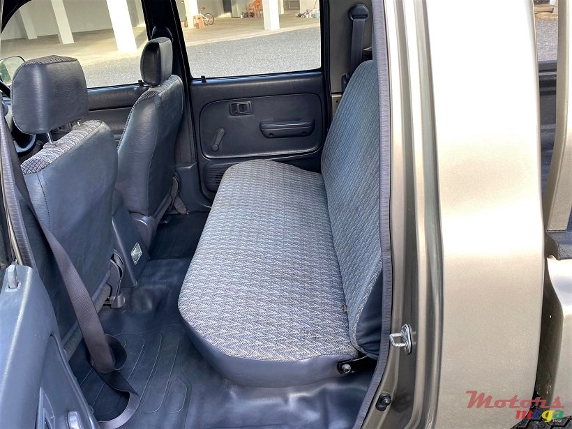 2004' Toyota Hilux Manual 2X4 JAPAN photo #6