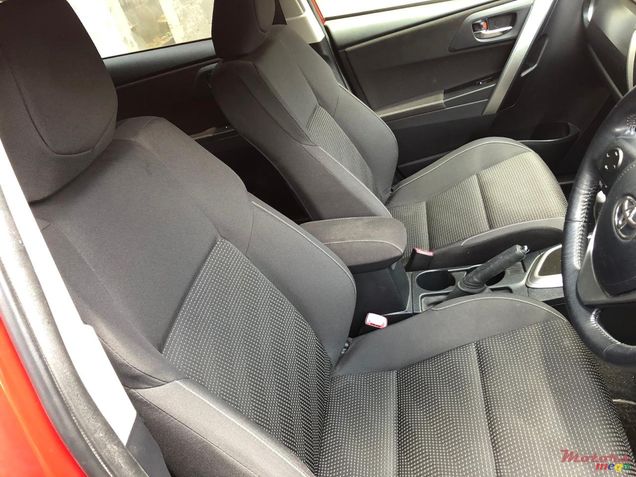 2014' Toyota Auris photo #2
