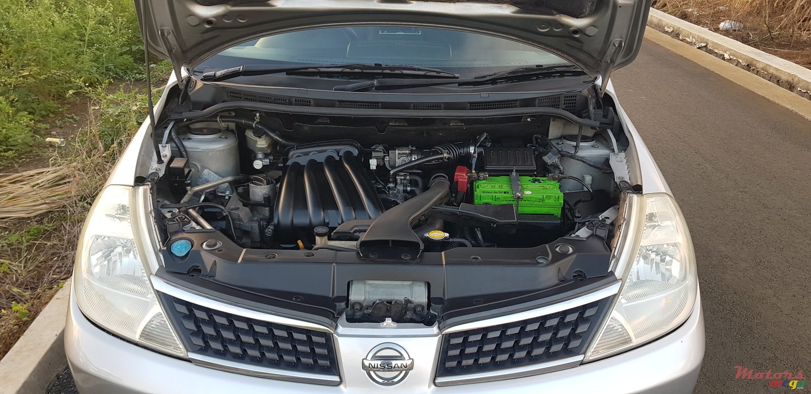 2006' Nissan Tiida Hatchback photo #3