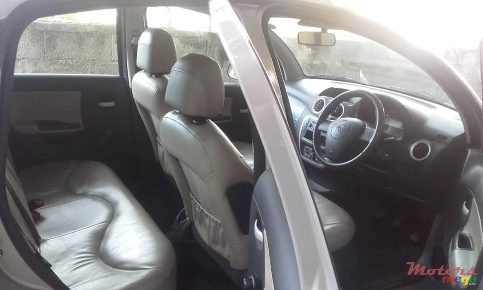 2008' Citroen C3 photo #3