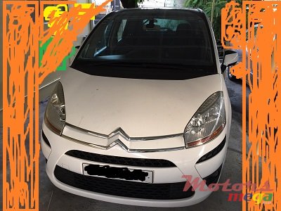 2010' Citroen C4 Picasso photo #1