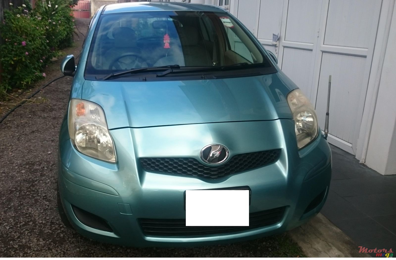 2009' Toyota Vitz photo #1