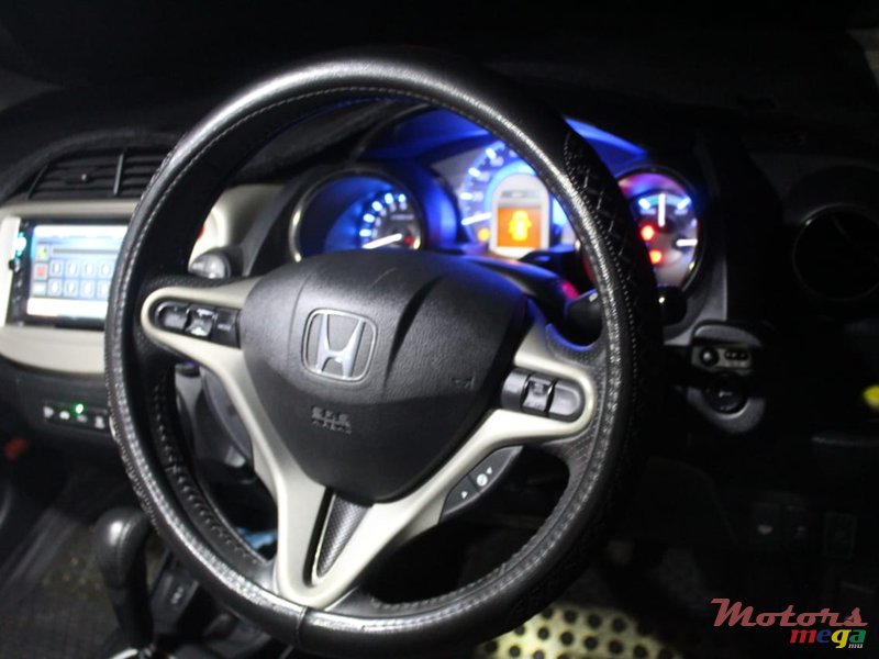 2013' Honda Fit Hybrid photo #4