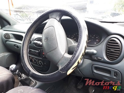 1999' Renault Megane Hatchback photo #6