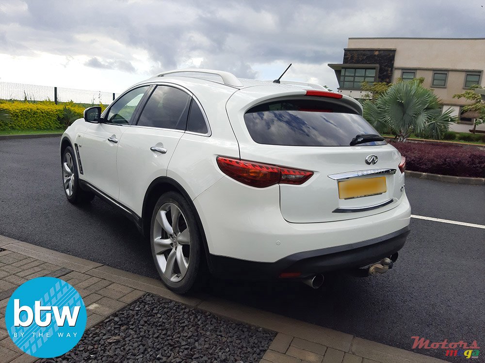 2015' Infiniti QX70 photo #3