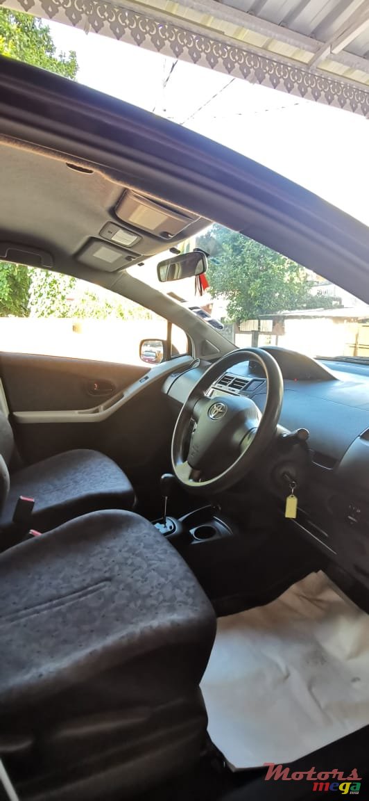 2009' Toyota Vitz photo #3