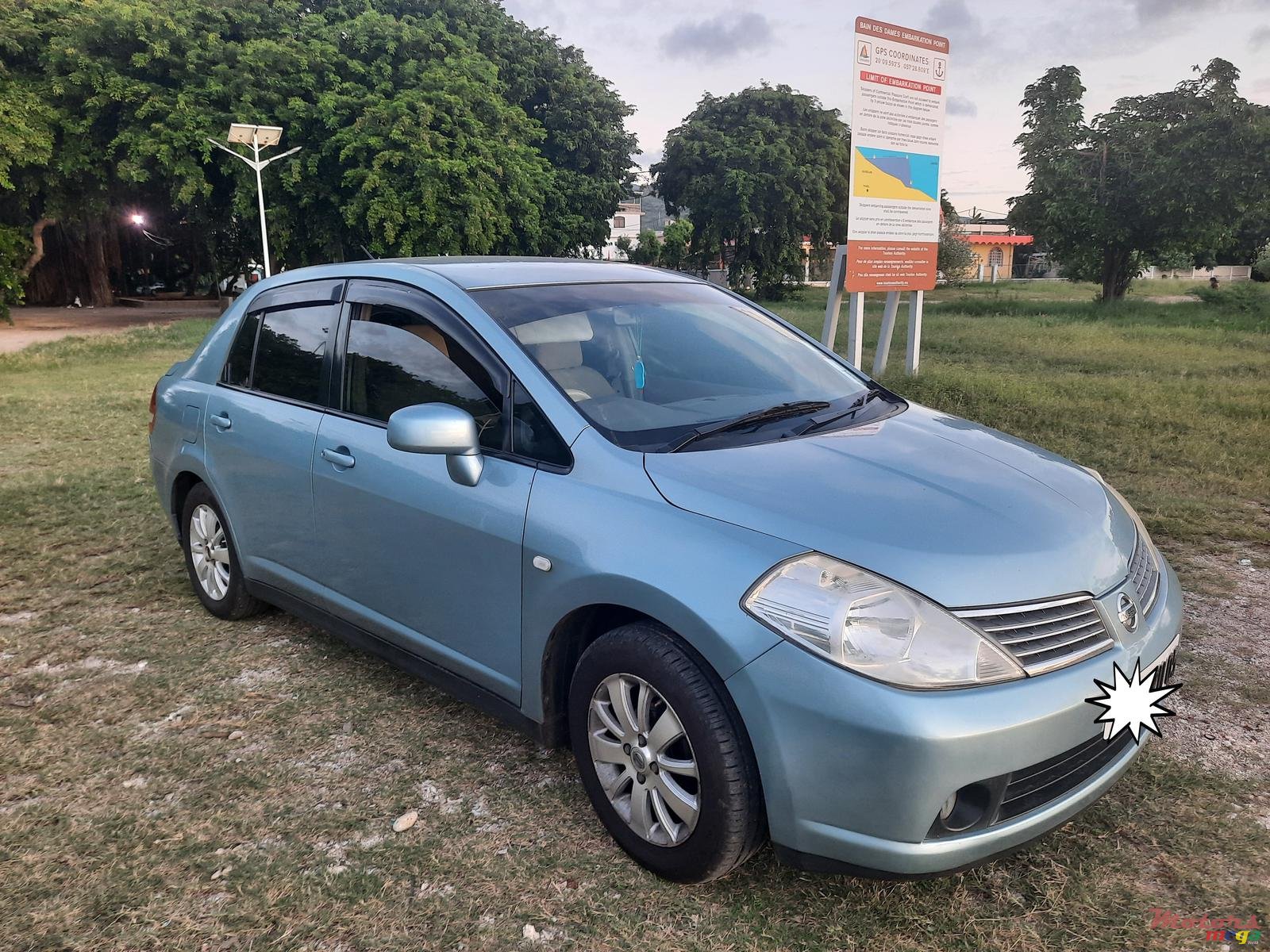 2005' Nissan Tiida photo #2